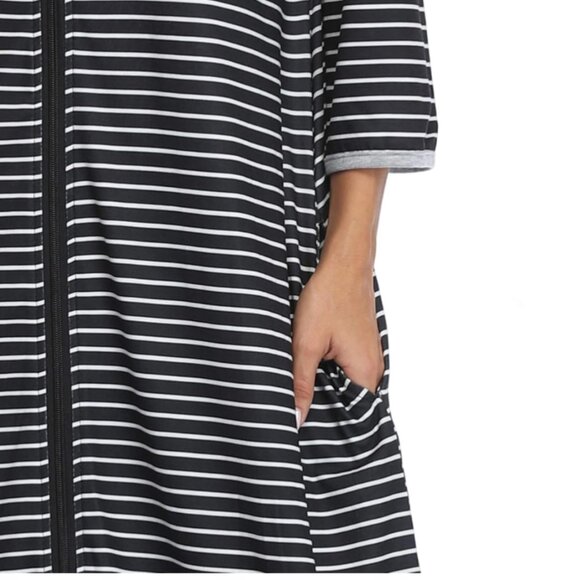 NWT GoodmanShop Women's Zip Up Housecoat Black and White Striped Size Medium - Picture 5 of 5